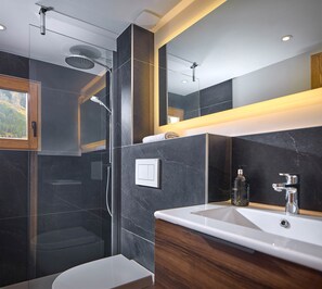 Bathroom - Chalet Juno - sleeps 5 guests, parking, wifi - Chamonix All Year (Chamonix)