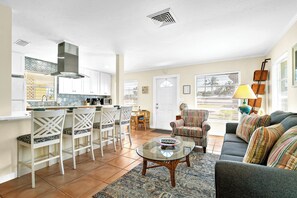 Living area - Sun Baker III West Family Legacy Home - Chef's Kitchen, 5 Min Beach! (Homes Beach)