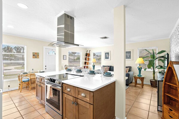Fridge, microwave, oven, stovetop - Sun Baker III West Family Legacy Home - Chef's Kitchen, 5 Min Beach! (Homes Beach)