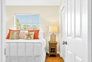 Tabla de planchar con plancha, internet y ropa de cama 