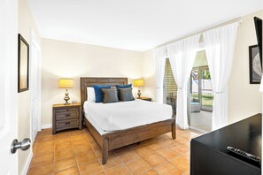 Tabla de planchar con plancha, internet y ropa de cama 