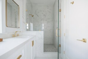 Shower, hair dryer, towels, soap - Casa Pilar at Seaglass Cove (Marathon)