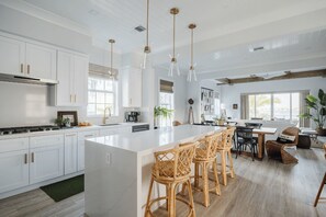 Coffee/tea maker, fridge, microwave, oven - Casa Pilar at Seaglass Cove (Marathon)