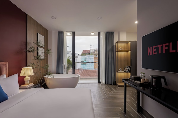 Habitación junior, balcón | Sábanas de algodón egipcio, ropa de cama de alta calidad, escritorio