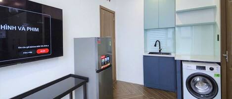 Studio with Kitchen | Egyptian cotton sheets, premium bedding, desk, laptop workspace