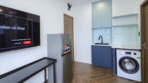 Estúdio luxo, cozinha, vista para a cidade | Roupas de cama de algodão egípcio, roupas de cama premium, escrivaninha