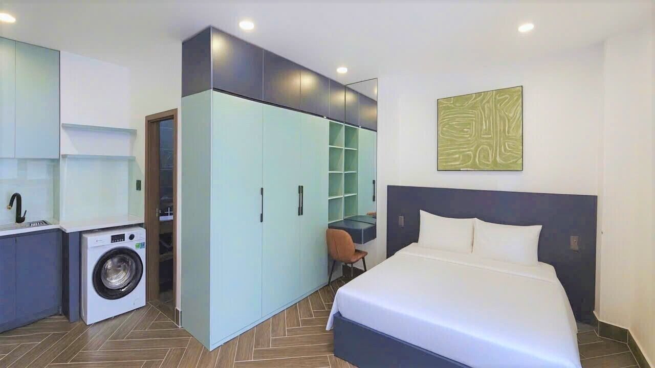 Deluxe-studiolejlighed - køkken - byudsigt | Egyptiske bomuldslagner, premium-sengetøj, skrivebord