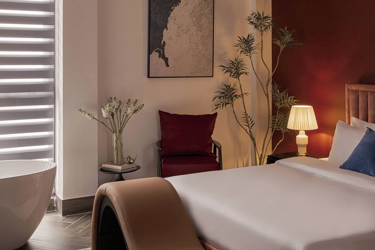 Executive Suite With Bathtub | Egyptian cotton sheets, premium bedding, desk, laptop workspace