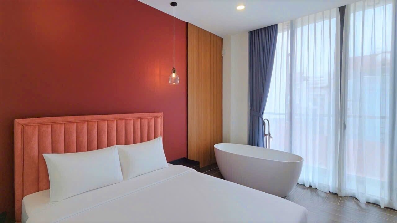 Junior-værelse - balkon | Egyptiske bomuldslagner, premium-sengetøj, skrivebord