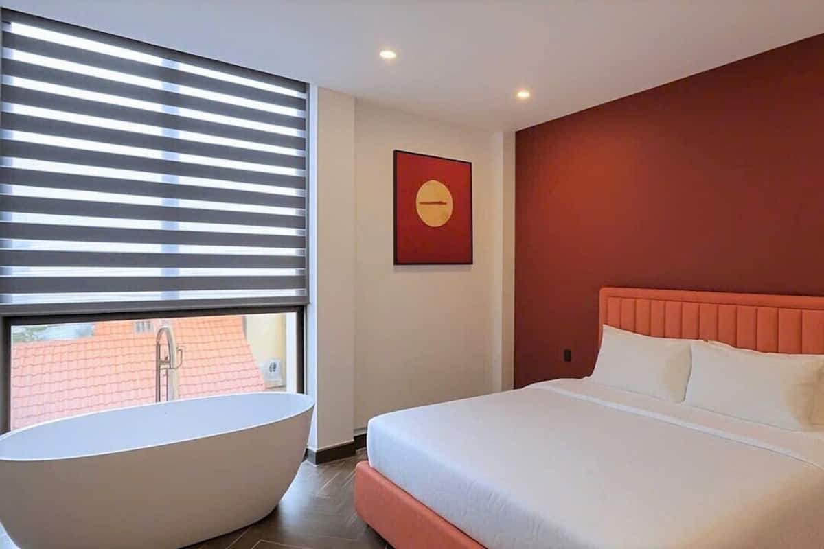 Executive Suite With Bathtub | Egyptian cotton sheets, premium bedding, desk, laptop workspace