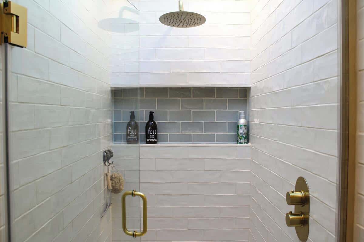 Shower, free toiletries, hair dryer, shampoo
