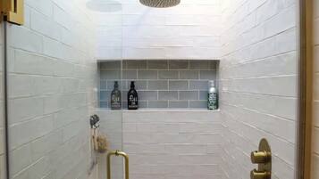 Shower, free toiletries, hair dryer, shampoo