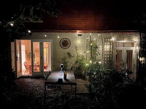 Outdoor dining - Lewes Sauna House · Characterful Interiors, Castle Views (East Sussex)