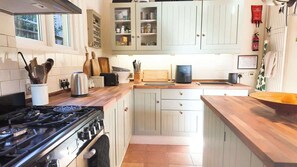 ثلاجة، فرن، موقد طهي مسطح، غسالة أطباق