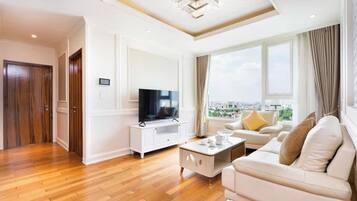 Presidential Suite, 2 Bedrooms, City View, Poolside | Ruang tamu | 65 inci sebuah televisyen pintar dengan kabel, pendiangan, Netflix