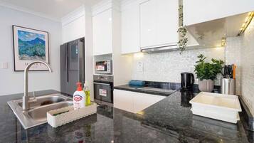 Family Suite, 3 Bedrooms, City View, Poolside | Dapur peribadi | Peti sejuk/penyejuk beku saiz penuh, ketuhar gelombang mikro, ketuhar
