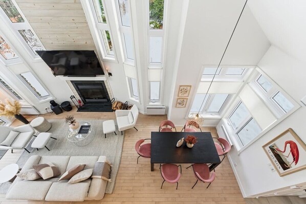 Smart TV, fireplace