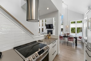 Fridge, microwave, oven, stovetop - Mont-Tremblant Rabaska 2BDR - 2BATH - On the golf (Mont-Tremblant)