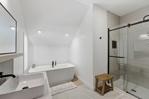 Shower, hair dryer, towels - Mont-Tremblant Rabaska 2BDR 2BATH (Mont-Tremblant)