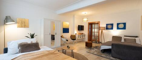 デスク、アイロン / アイロン台、WiFi (無料)、ベッドシーツ