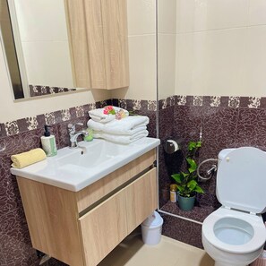Shower, jetted bath, bidet, towels - Apartment in Marrakech (Marrakech)