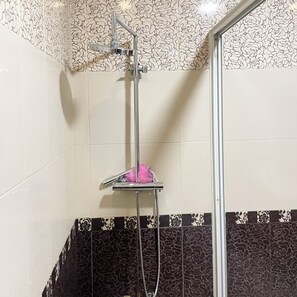 Dutxa, banyera d'hidromassatge, bidet i tovalloles 