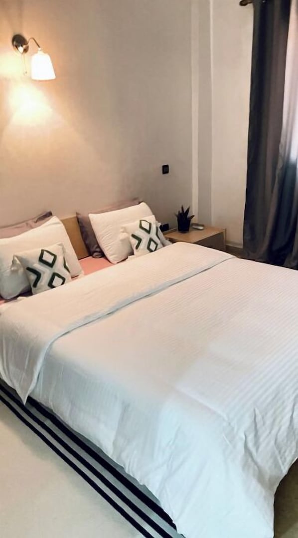 Tabla de planchar con plancha, wifi y ropa de cama