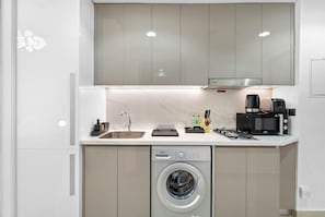 Private kitchen - Stylish Studio with Garden Views (Dubai)