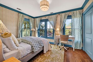 3 bedrooms, iron/ironing board, free WiFi, bed sheets - Whimsical Designer Home Steps to Forsyth by Lucky Savannah (Savannah)