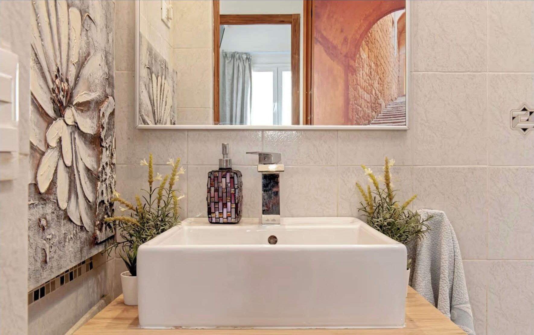 Douche, bidet, serviettes fournies, papier toilette