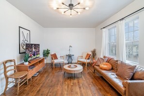 Smart TV - Flow - Sleeps 8 - Mins to Broadway and Germantown (Nashville)