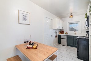 Microwave, oven, stovetop, coffee/tea maker - Flow - Sleeps 8 - Mins to Broadway and Germantown (Nashville)