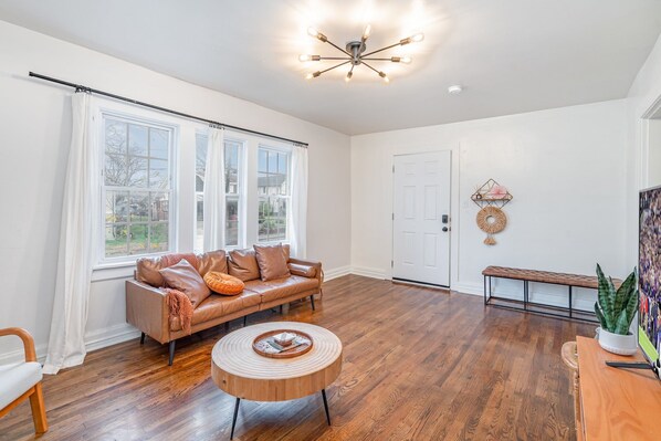 Smart TV - Flow - Sleeps 8 - Mins to Broadway and Germantown (Nashville)