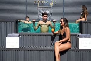Una piscina al aire libre, sombrillas, sillones reclinables de piscina