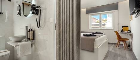 Deluxe Double Room, Private Bathroom, Pool View