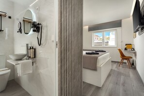 Deluxe Double Room, Private Bathroom, Pool View | In-room safe, desk, laptop workspace, blackout drapes - Porta 30 (Oeiras)