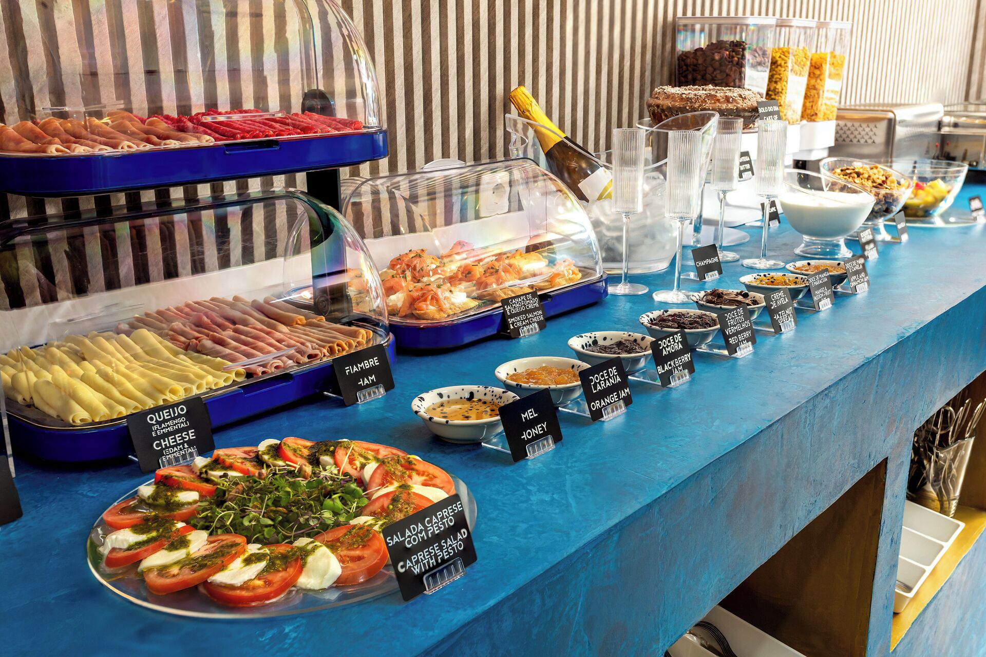 Café da manhã com buffet grátis todos os dias