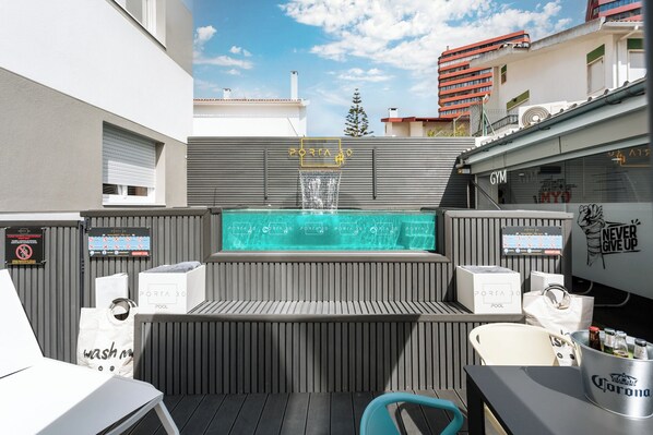 Outdoor pool, open 8:00 AM to 10:00 PM, pool umbrellas, sun loungers - Porta 30 (Oeiras)