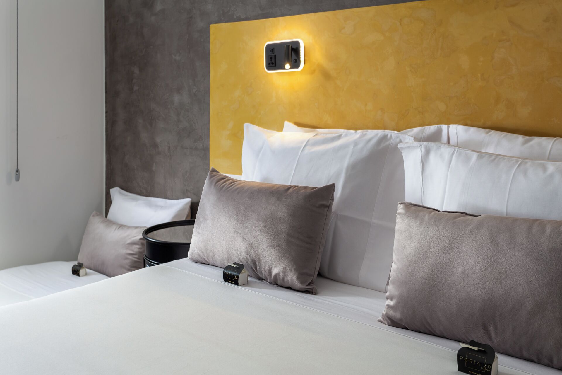 Quarto casal luxo, banheiro privativo, vista para a piscina | Cofres nos quartos, escrivaninha, espaço de trabalho para notebook