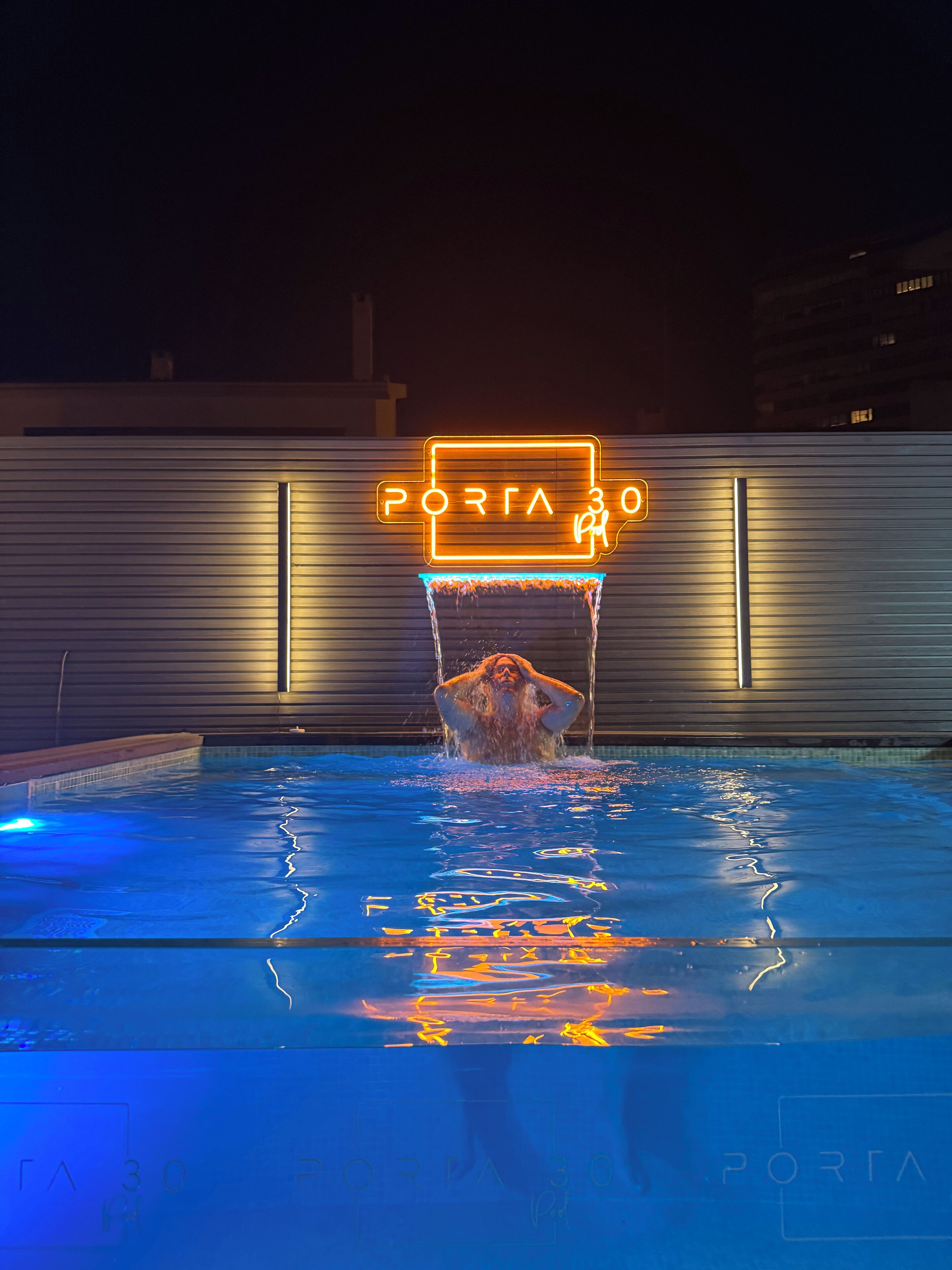 Piscina externa, funciona das 8h às 22h, guarda-sóis, espreguiçadeiras