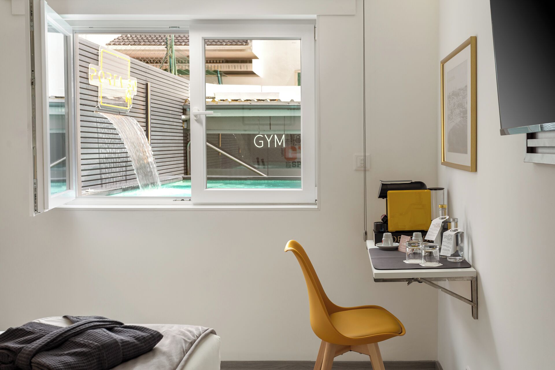 Habitación Deluxe doble, baño privado, vistas a la piscina | Caja fuerte, escritorio, espacio para trabajar con un portátil