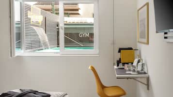 Habitación Deluxe doble, baño privado, vistas a la piscina | Caja fuerte, escritorio, espacio para trabajar con un portátil