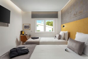Deluxe Twin Room, Pool View | In-room safe, desk, laptop workspace, blackout drapes - Porta 30 (Oeiras)