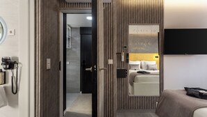 Deluxe Studio Suite, Pool View | In-room safe, desk, laptop workspace, blackout drapes - Porta 30 (Oeiras)