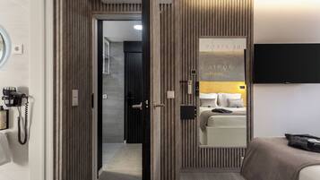 Deluxe-studiosuite - udsigt til pool | Pengeskab på værelset, skrivebord, arbejdsområde til bærbare computere