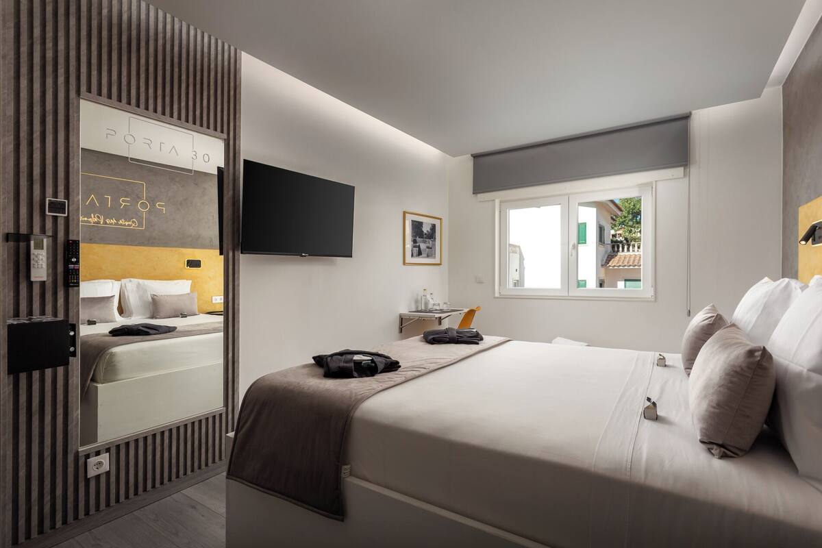 Deluxe Studio Suite, Pool View