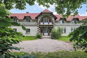 المنشأة من الخارج