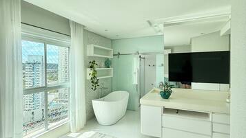 Een strijkplank/strijkijzer, internet, beddengoed