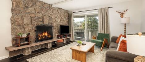 Een televisie en een open haard