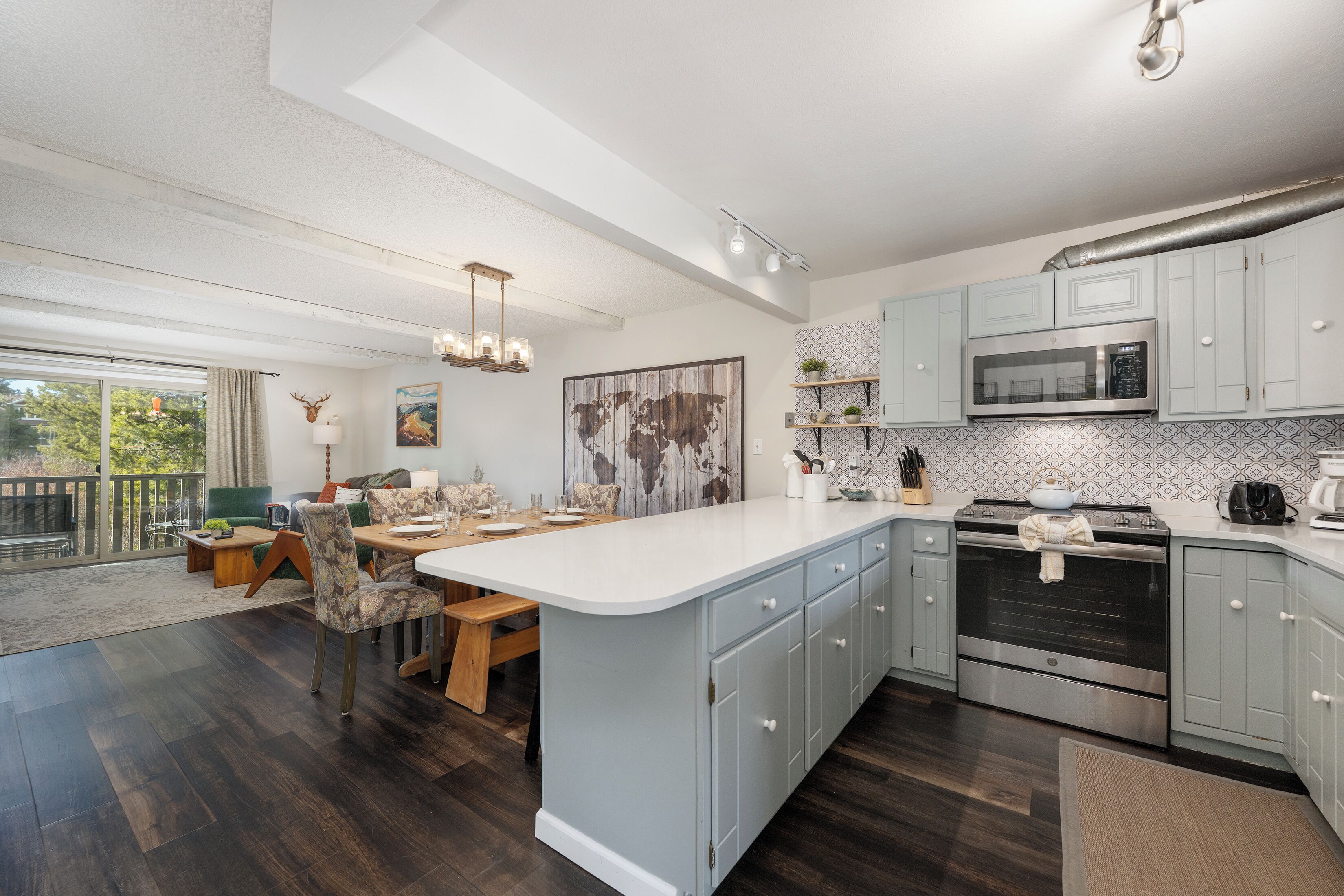 Geladeira, micro-ondas, fogão, cooktop